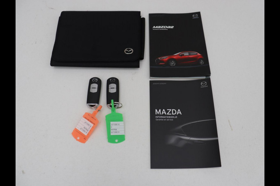Mazda 2 1.5 Skyact-G Luxury | Stoel & stuurverwarming | Head-Up | Camera | Carplay | Keyless | Full LED | Dodehoek detectie | Climate control | Cruise control | Getint glas | Parkeerhulp