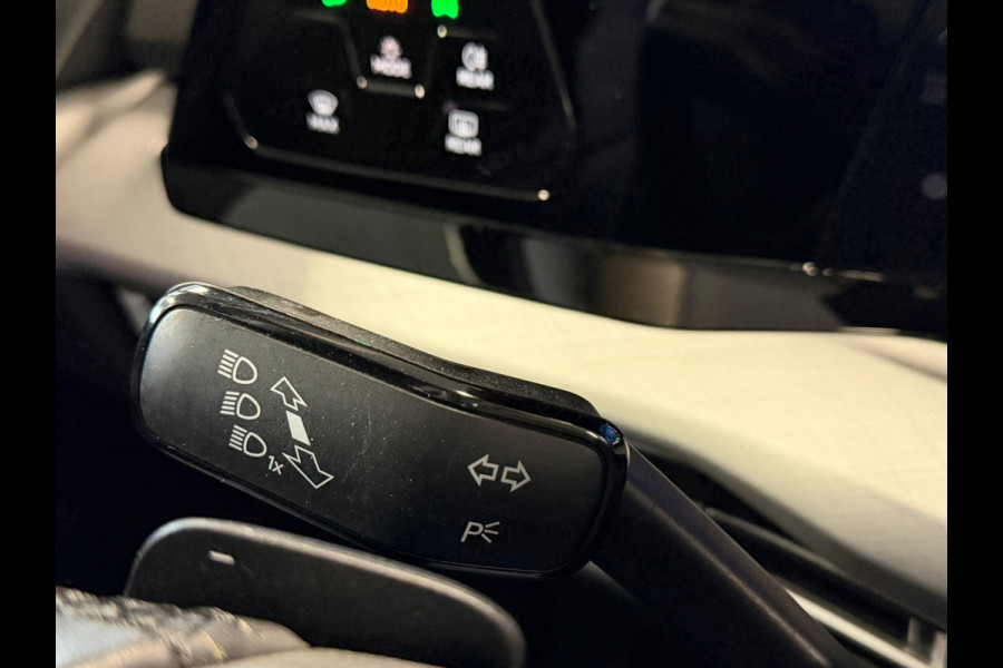 Volkswagen Golf 2.0 TDI R-Line Business AUT. PANO TREKHAAK ACC PDC VOOR EN ACHTER CAMERA NAVI STOELVERWAMING STUURVERWARMING