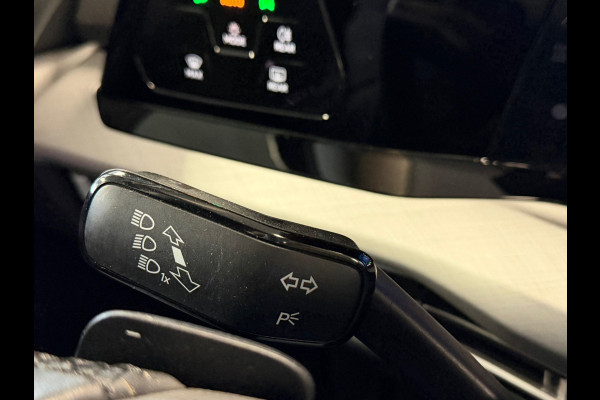 Volkswagen Golf 2.0 TDI R-Line Business AUT. PANO TREKHAAK ACC PDC VOOR EN ACHTER CAMERA NAVI STOELVERWAMING STUURVERWARMING