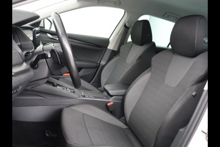 Škoda Octavia 1.0 e-TSI Business Edition | Trekhaak | Carplay | Navigatie | Full LED | Parkeerhulp | Cruise control | Digital Cockpit | Climate control | Getint glas