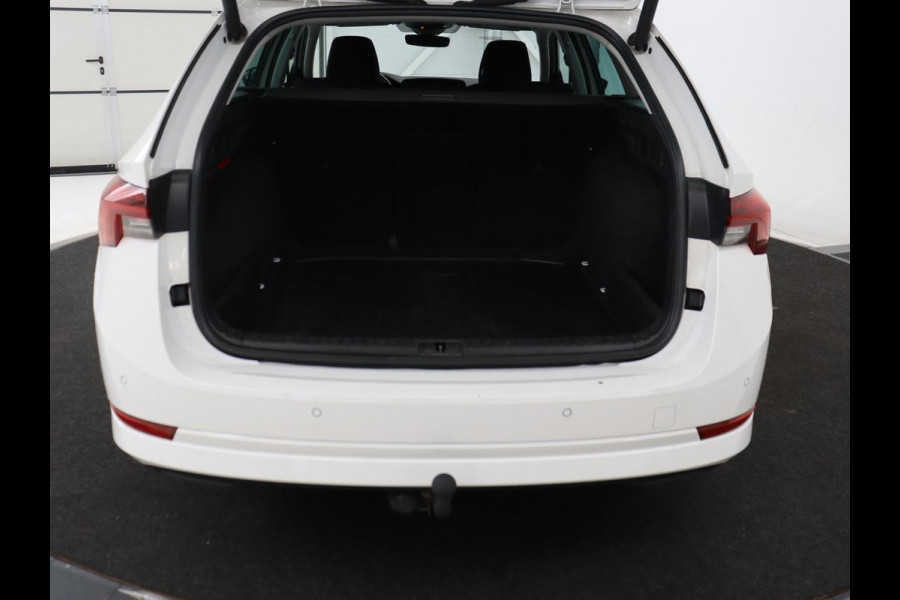 Škoda Octavia 1.0 e-TSI Business Edition | Trekhaak | Carplay | Navigatie | Full LED | Parkeerhulp | Cruise control | Digital Cockpit | Climate control | Getint glas