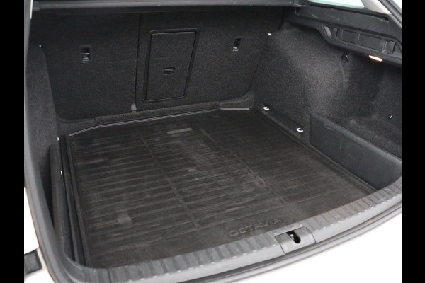 Škoda Octavia 1.0 e-TSI Business Edition | Trekhaak | Carplay | Navigatie | Full LED | Parkeerhulp | Cruise control | Digital Cockpit | Climate control | Getint glas
