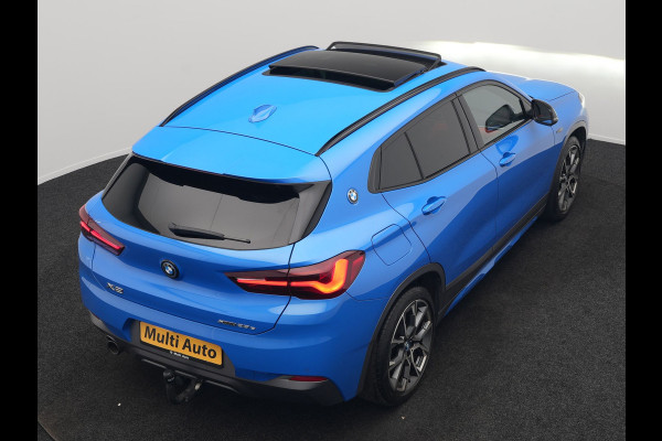 BMW X2 xDrive25e M Sport Plug In Hybrid 220pk Dealer O.H. PHEV | Trekhaak Afn. | Panodak | Adaptive Cruise | Head Up | Camera | Harman / Kardon | Lederen Competition Stoelen Memory & Verwarmd | Keyless | 19"L.M | Sfeerverlichting | Navigatie | DAB |