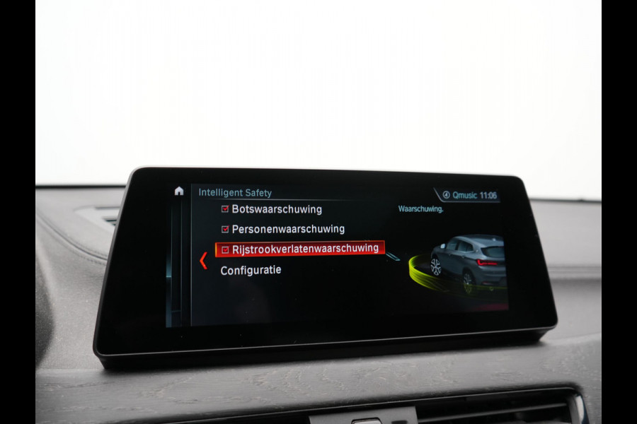 BMW X2 xDrive25e M Sport Plug In Hybrid 220pk Dealer O.H. PHEV | Trekhaak Afn. | Panodak | Adaptive Cruise | Head Up | Camera | Harman / Kardon | Lederen Competition Stoelen Memory & Verwarmd | Keyless | 19"L.M | Sfeerverlichting | Navigatie | DAB |