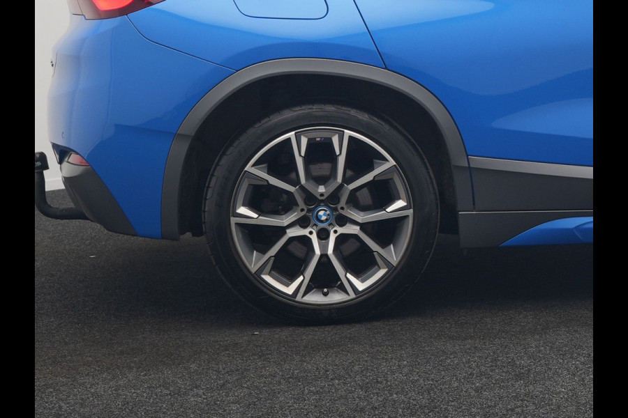 BMW X2 xDrive25e M Sport Plug In Hybrid 220pk Dealer O.H. PHEV | Trekhaak Afn. | Panodak | Adaptive Cruise | Head Up | Camera | Harman / Kardon | Lederen Competition Stoelen Memory & Verwarmd | Keyless | 19"L.M | Sfeerverlichting | Navigatie | DAB |