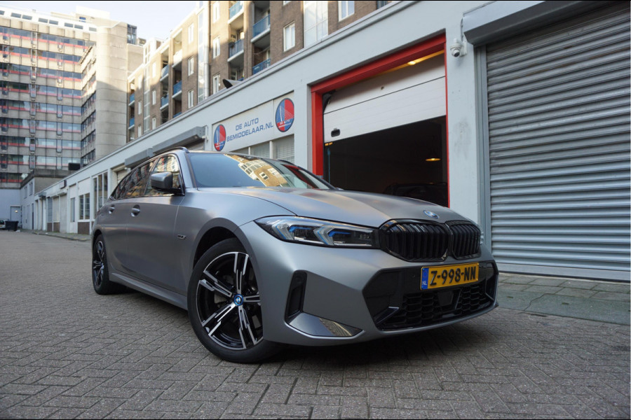 BMW 3 Serie Touring 330e M-SPORT | Facelift 2023/2024 | FROZEN GREY | Head Up | Adaptive + Lane | Harman Kardon | Trekhaak | Wide Screen Dashboard