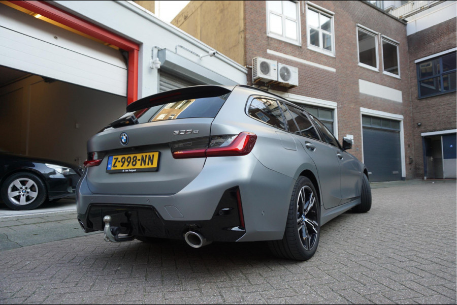BMW 3 Serie Touring 330e M-SPORT | Facelift 2023/2024 | FROZEN GREY | Head Up | Adaptive + Lane | Harman Kardon | Trekhaak | Wide Screen Dashboard