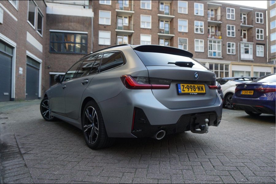 BMW 3 Serie Touring 330e M-SPORT | Facelift 2023/2024 | FROZEN GREY | Head Up | Adaptive + Lane | Harman Kardon | Trekhaak | Wide Screen Dashboard