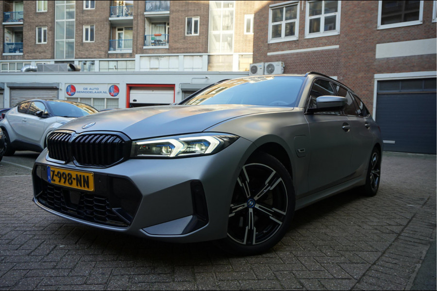 BMW 3 Serie Touring 330e M-SPORT | Facelift 2023/2024 | FROZEN GREY | Head Up | Adaptive + Lane | Harman Kardon | Trekhaak | Wide Screen Dashboard