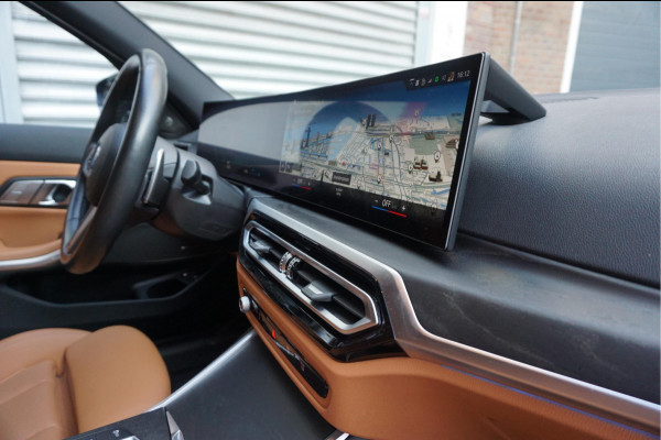 BMW 3 Serie Touring 330e M-SPORT | Facelift 2023/2024 | FROZEN GREY | Head Up | Adaptive + Lane | Harman Kardon | Trekhaak | Wide Screen Dashboard