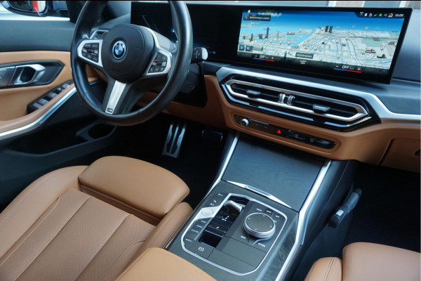 BMW 3 Serie Touring 330e M-SPORT | Facelift 2023/2024 | FROZEN GREY | Head Up | Adaptive + Lane | Harman Kardon | Trekhaak | Wide Screen Dashboard