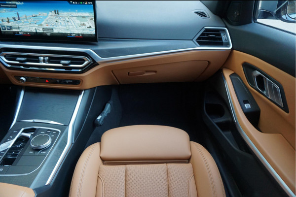 BMW 3 Serie Touring 330e M-SPORT | Facelift 2023/2024 | FROZEN GREY | Head Up | Adaptive + Lane | Harman Kardon | Trekhaak | Wide Screen Dashboard