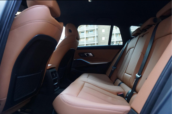 BMW 3 Serie Touring 330e M-SPORT | Facelift 2023/2024 | FROZEN GREY | Head Up | Adaptive + Lane | Harman Kardon | Trekhaak | Wide Screen Dashboard