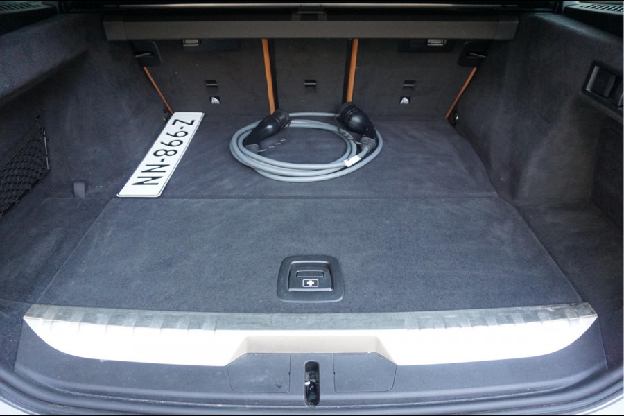 BMW 3 Serie Touring 330e M-SPORT | Facelift 2023/2024 | FROZEN GREY | Head Up | Adaptive + Lane | Harman Kardon | Trekhaak | Wide Screen Dashboard