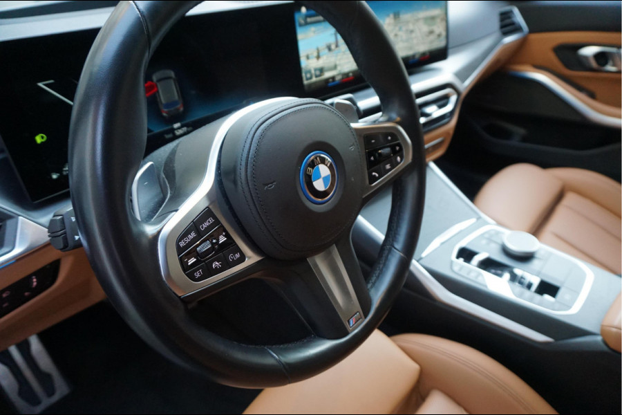 BMW 3 Serie Touring 330e M-SPORT | Facelift 2023/2024 | FROZEN GREY | Head Up | Adaptive + Lane | Harman Kardon | Trekhaak | Wide Screen Dashboard
