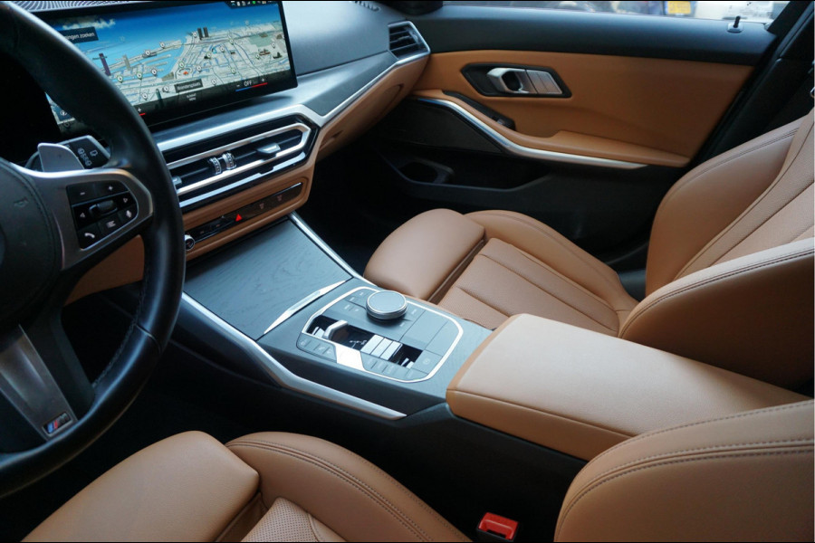 BMW 3 Serie Touring 330e M-SPORT | Facelift 2023/2024 | FROZEN GREY | Head Up | Adaptive + Lane | Harman Kardon | Trekhaak | Wide Screen Dashboard