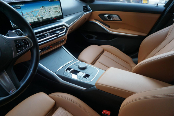 BMW 3 Serie Touring 330e M-SPORT | Facelift 2023/2024 | FROZEN GREY | Head Up | Adaptive + Lane | Harman Kardon | Trekhaak | Wide Screen Dashboard