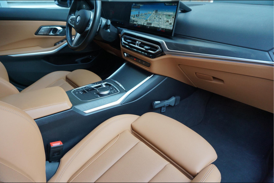 BMW 3 Serie Touring 330e M-SPORT | Facelift 2023/2024 | FROZEN GREY | Head Up | Adaptive + Lane | Harman Kardon | Trekhaak | Wide Screen Dashboard