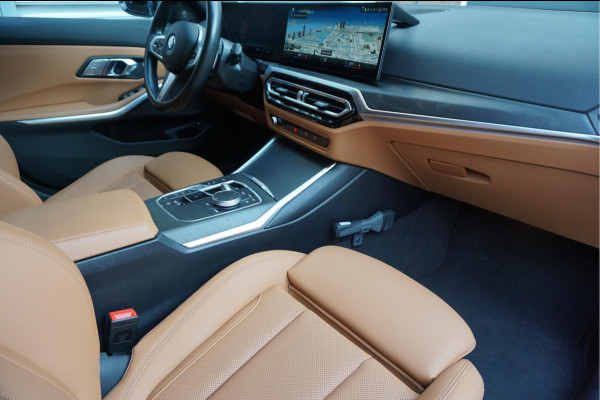 BMW 3 Serie Touring 330e M-SPORT | Facelift 2023/2024 | FROZEN GREY | Head Up | Adaptive + Lane | Harman Kardon | Trekhaak | Wide Screen Dashboard