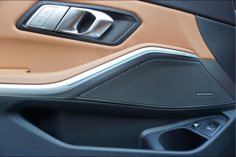 BMW 3 Serie Touring 330e M-SPORT | Facelift 2023/2024 | FROZEN GREY | Head Up | Adaptive + Lane | Harman Kardon | Trekhaak | Wide Screen Dashboard