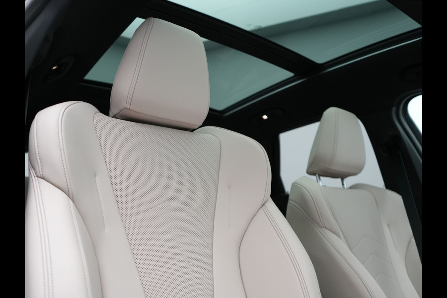 BMW X1 sDrive20i M Sport 156pk Dealer O.H. | Panodak | Lederen Sportstoelen Verwarmd | Adaptive M Onderstel | Widescreen Navi | Camera | Keyless | Adaptive LED | Sfeerverlichting | Apple Carplay | Navigatie | DAB |