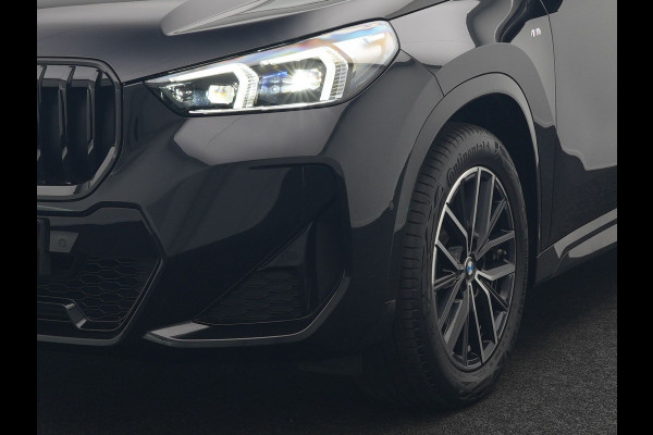 BMW X1 sDrive20i M Sport 156pk Dealer O.H. | Panodak | Lederen Sportstoelen Verwarmd | Adaptive M Onderstel | Widescreen Navi | Camera | Keyless | Adaptive LED | Sfeerverlichting | Apple Carplay | Navigatie | DAB |