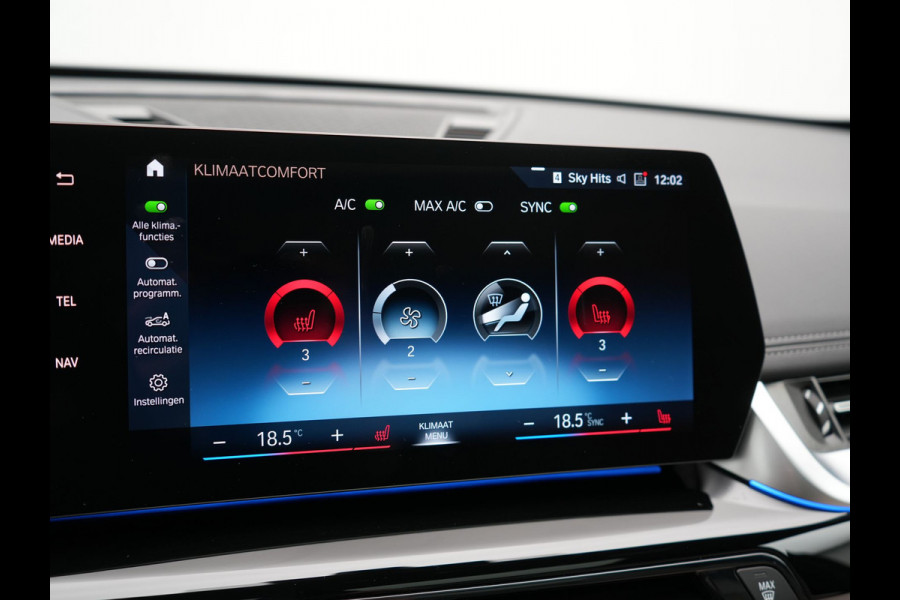 BMW X1 sDrive20i M Sport 156pk Dealer O.H. | Panodak | Lederen Sportstoelen Verwarmd | Adaptive M Onderstel | Widescreen Navi | Camera | Keyless | Adaptive LED | Sfeerverlichting | Apple Carplay | Navigatie | DAB |