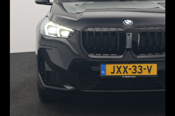 BMW X1 sDrive20i M Sport 156pk Dealer O.H. | Panodak | Lederen Sportstoelen Verwarmd | Adaptive M Onderstel | Widescreen Navi | Camera | Keyless | Adaptive LED | Sfeerverlichting | Apple Carplay | Navigatie | DAB |