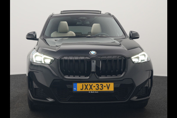 BMW X1 sDrive20i M Sport 156pk Dealer O.H. | Panodak | Lederen Sportstoelen Verwarmd | Adaptive M Onderstel | Widescreen Navi | Camera | Keyless | Adaptive LED | Sfeerverlichting | Apple Carplay | Navigatie | DAB |