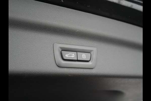 BMW X1 sDrive20i M Sport 156pk Dealer O.H. | Panodak | Lederen Sportstoelen Verwarmd | Adaptive M Onderstel | Widescreen Navi | Camera | Keyless | Adaptive LED | Sfeerverlichting | Apple Carplay | Navigatie | DAB |