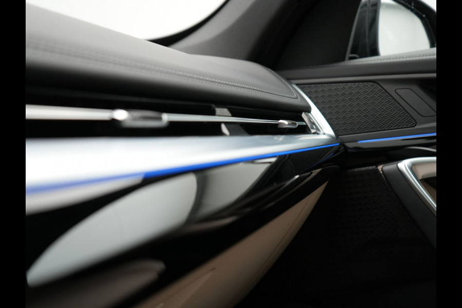 BMW X1 sDrive20i M Sport 156pk Dealer O.H. | Panodak | Lederen Sportstoelen Verwarmd | Adaptive M Onderstel | Widescreen Navi | Camera | Keyless | Adaptive LED | Sfeerverlichting | Apple Carplay | Navigatie | DAB |