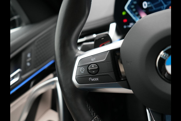 BMW X1 sDrive20i M Sport 156pk Dealer O.H. | Panodak | Lederen Sportstoelen Verwarmd | Adaptive M Onderstel | Widescreen Navi | Camera | Keyless | Adaptive LED | Sfeerverlichting | Apple Carplay | Navigatie | DAB |