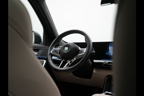 BMW X1 sDrive20i M Sport 156pk Dealer O.H. | Panodak | Lederen Sportstoelen Verwarmd | Adaptive M Onderstel | Widescreen Navi | Camera | Keyless | Adaptive LED | Sfeerverlichting | Apple Carplay | Navigatie | DAB |