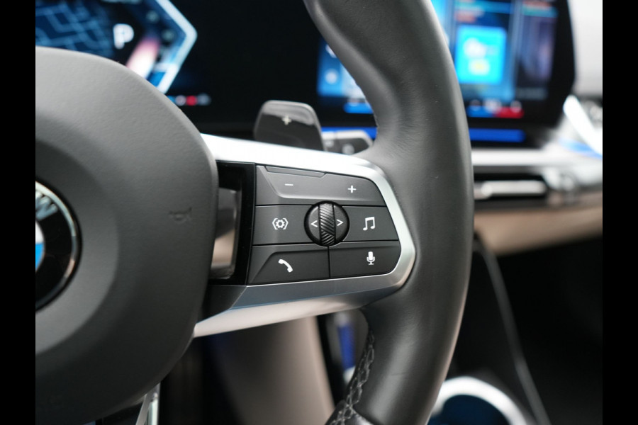 BMW X1 sDrive20i M Sport 156pk Dealer O.H. | Panodak | Lederen Sportstoelen Verwarmd | Adaptive M Onderstel | Widescreen Navi | Camera | Keyless | Adaptive LED | Sfeerverlichting | Apple Carplay | Navigatie | DAB |