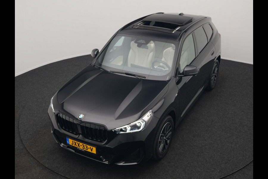 BMW X1 sDrive20i M Sport 156pk Dealer O.H. | Panodak | Lederen Sportstoelen Verwarmd | Adaptive M Onderstel | Widescreen Navi | Camera | Keyless | Adaptive LED | Sfeerverlichting | Apple Carplay | Navigatie | DAB |