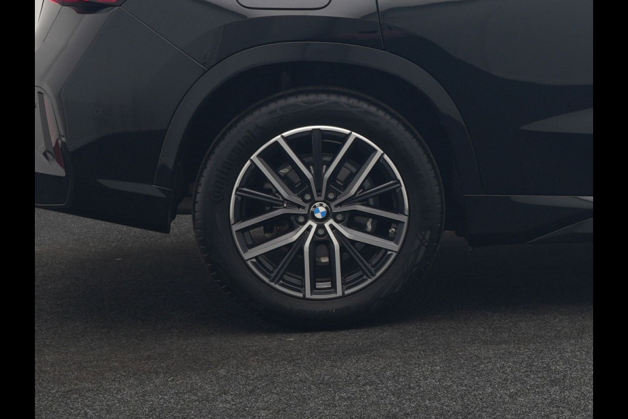 BMW X1 sDrive20i M Sport 156pk Dealer O.H. | Panodak | Lederen Sportstoelen Verwarmd | Adaptive M Onderstel | Widescreen Navi | Camera | Keyless | Adaptive LED | Sfeerverlichting | Apple Carplay | Navigatie | DAB |