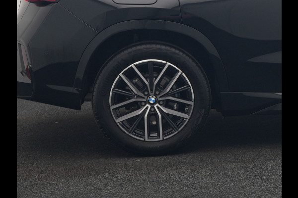 BMW X1 sDrive20i M Sport 156pk Dealer O.H. | Panodak | Lederen Sportstoelen Verwarmd | Adaptive M Onderstel | Widescreen Navi | Camera | Keyless | Adaptive LED | Sfeerverlichting | Apple Carplay | Navigatie | DAB |