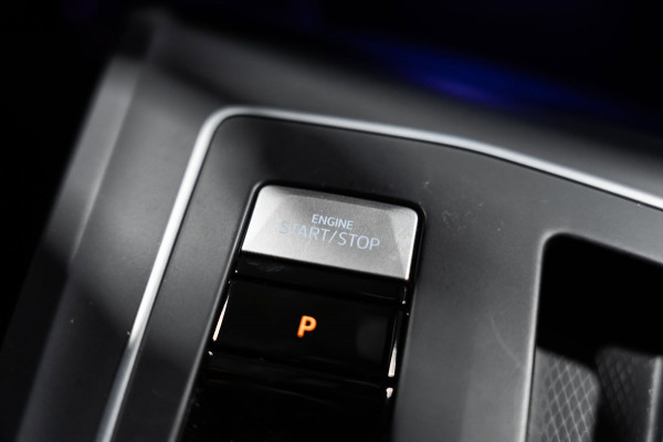 Volkswagen Golf 1.5 eTSI R-Line 2020 DSG IQ PANO CAMERA VIRTUAL