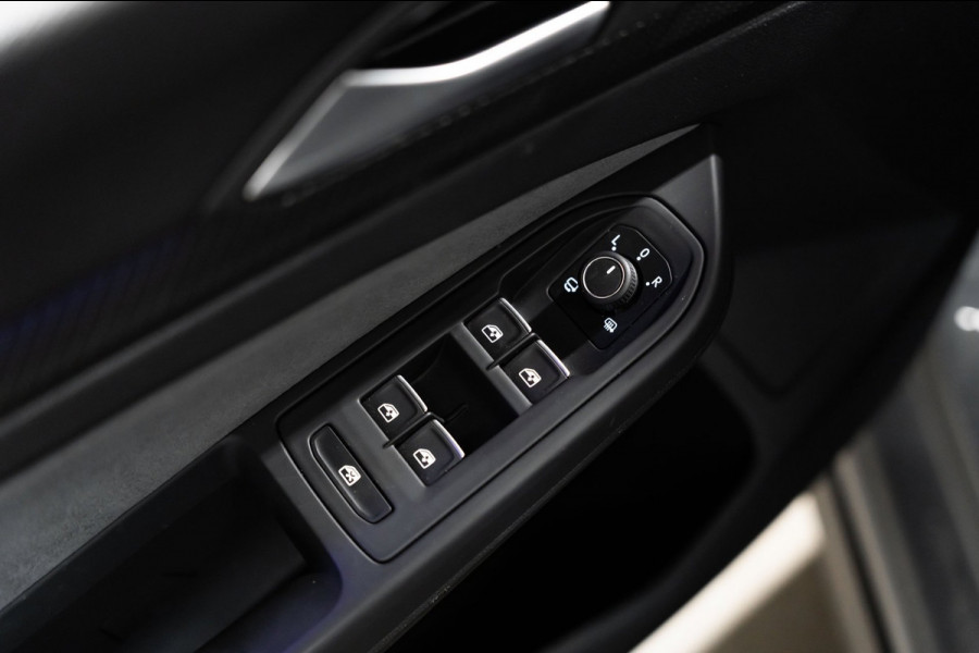 Volkswagen Golf 1.5 eTSI R-Line 2020 DSG IQ PANO CAMERA VIRTUAL