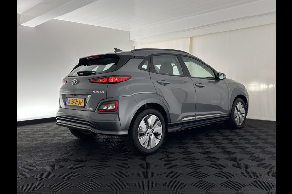Hyundai Kona EV Comfort 39 kWh [ 3-Fase-11kW] {SOH-98%} (INCL-BTW) *HEATPUMP | DIGI-COCKPIT | ADAPTIVE-CRUISE | CARPLAY | DAB | LANE-ASSIST | KEYLESS | COMFORT-SEATS | CCS-FASTLOADER | SHIFTPADDLES | 17"ALU*