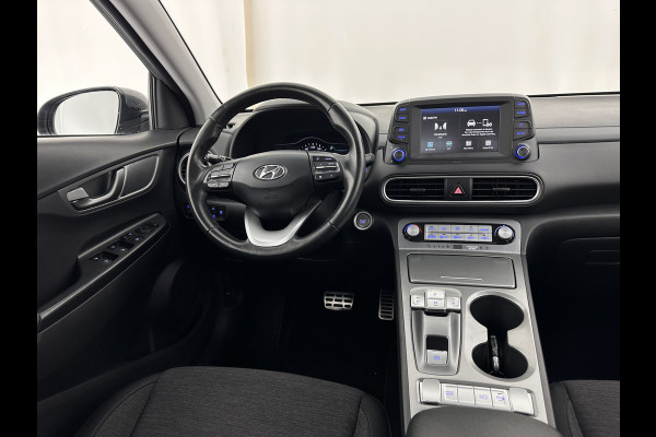 Hyundai Kona EV Comfort 39 kWh [ 3-Fase-11kW] {SOH-98%} (INCL-BTW) *HEATPUMP | DIGI-COCKPIT | ADAPTIVE-CRUISE | CARPLAY | DAB | LANE-ASSIST | KEYLESS | COMFORT-SEATS | CCS-FASTLOADER | SHIFTPADDLES | 17"ALU*
