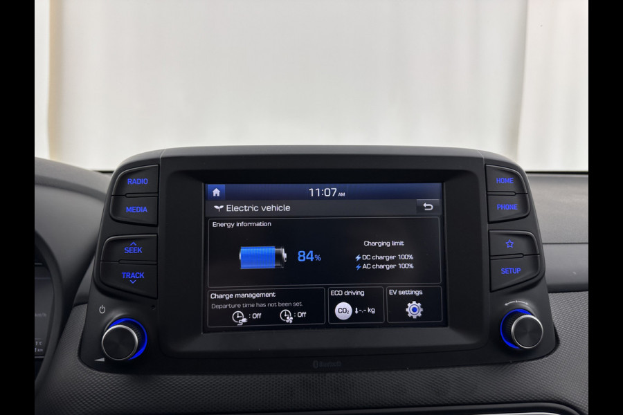 Hyundai Kona EV Comfort 39 kWh [ 3-Fase-11kW] {SOH-98%} (INCL-BTW) *HEATPUMP | DIGI-COCKPIT | ADAPTIVE-CRUISE | CARPLAY | DAB | LANE-ASSIST | KEYLESS | COMFORT-SEATS | CCS-FASTLOADER | SHIFTPADDLES | 17"ALU*