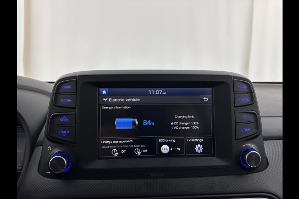 Hyundai Kona EV Comfort 39 kWh [ 3-Fase-11kW] {SOH-98%} (INCL-BTW) *HEATPUMP | DIGI-COCKPIT | ADAPTIVE-CRUISE | CARPLAY | DAB | LANE-ASSIST | KEYLESS | COMFORT-SEATS | CCS-FASTLOADER | SHIFTPADDLES | 17"ALU*