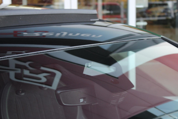 Peugeot 308 1.6 HYbrid 225PK AUTOMAAT GT PACK BUSINESS | PANO DAK | FOCAL AUDIO | FULL LED KOPLAMPEN | MASSAGE STOELEN | STOEL/STUUR VERW. | NAVIGATIE | CAMERA | ADAPTIVE CRUISE | DODEHOEK BEWAKING | DRAADLOZE TELEFOONLADER | KEYLESS ENTRY |