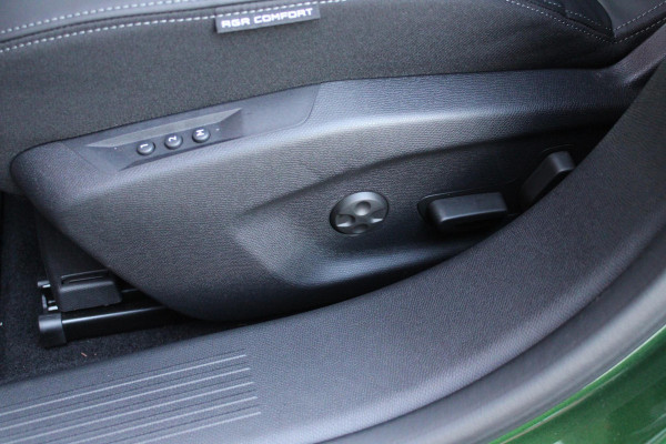 Peugeot 308 1.6 HYbrid 225PK AUTOMAAT GT PACK BUSINESS | PANO DAK | FOCAL AUDIO | FULL LED KOPLAMPEN | MASSAGE STOELEN | STOEL/STUUR VERW. | NAVIGATIE | CAMERA | ADAPTIVE CRUISE | DODEHOEK BEWAKING | DRAADLOZE TELEFOONLADER | KEYLESS ENTRY |