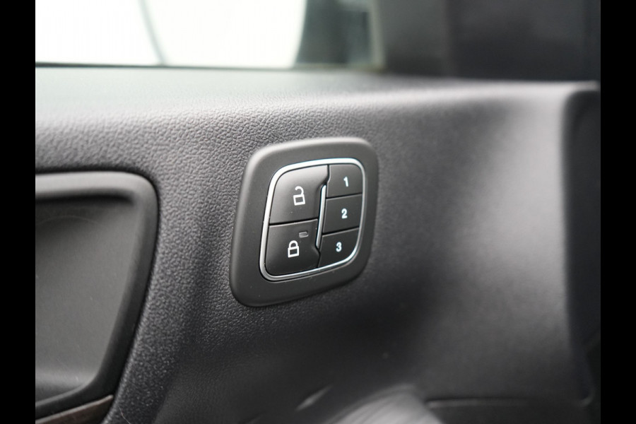 Ford Kuga 2.5 Vignale Plug In Hybrid 225pk Dealer O.H. PHEV | Trekhaak Afn. | Panodak | Head Up | 360 Camera | Bang & Olufsen | Lederen Sportstoelen Memory & Verwarmd | Keyless | Stuur Verwarmd | Blis | Virtual | Navigatie | DAB |