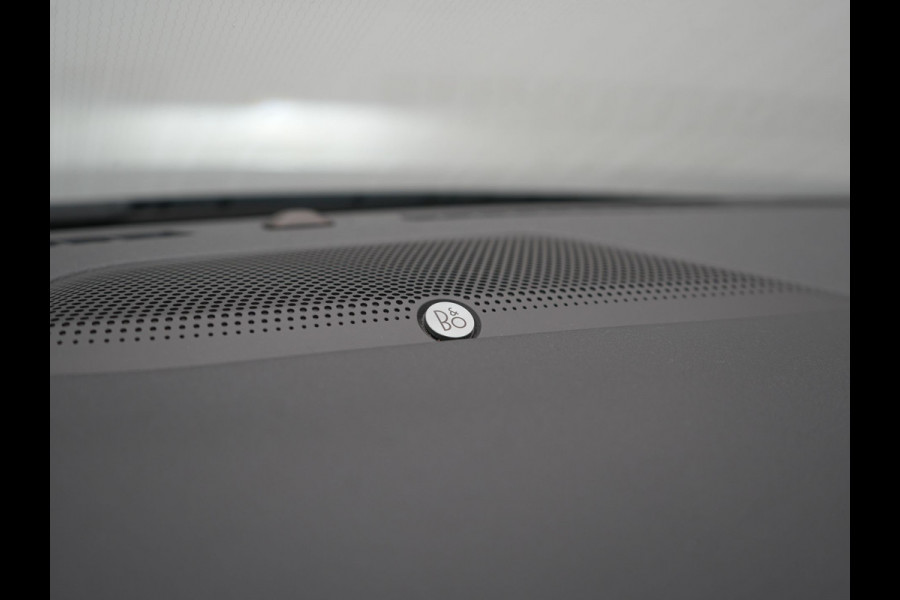 Ford Kuga 2.5 Vignale Plug In Hybrid 225pk Dealer O.H. PHEV | Trekhaak Afn. | Panodak | Head Up | 360 Camera | Bang & Olufsen | Lederen Sportstoelen Memory & Verwarmd | Keyless | Stuur Verwarmd | Blis | Virtual | Navigatie | DAB |