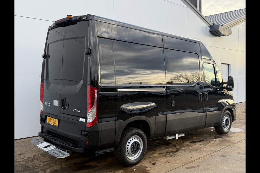 Iveco Daily 35S18 3.0 L2H2 Airco Adaptieve Cruise Control Camera Navigatie Lucht geveerde stoel .