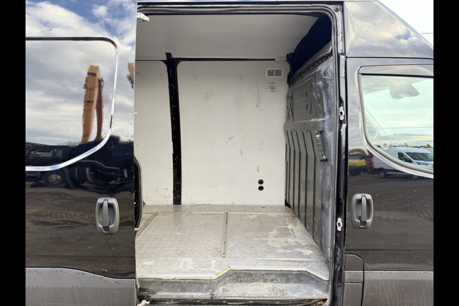 Iveco Daily 35S18 3.0 L2H2 Airco Adaptieve Cruise Control Camera Navigatie Lucht geveerde stoel .