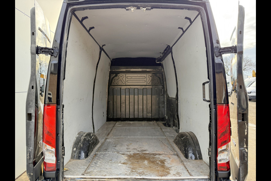 Iveco Daily 35S18 3.0 L2H2 Airco Adaptieve Cruise Control Camera Navigatie Lucht geveerde stoel .